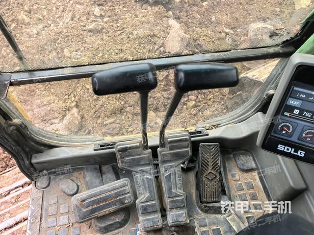 行走控制手柄和踏板?俯拍（駕駛室部分）