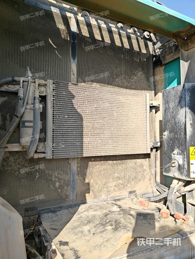 散熱器正面(大件艙室) 散熱器正面(大件艙室)