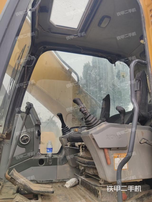 駕駛室整體(整機(jī)外觀) 駕駛室整體(整機(jī)外觀)