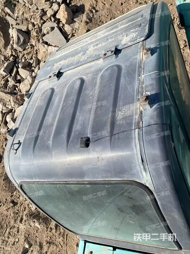 駕駛室頂部（整機外觀）