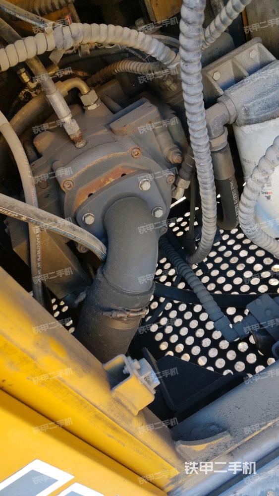 液壓泵艙室正面整體(整機(jī)外觀) 液壓泵艙室正面整體(整機(jī)外觀)