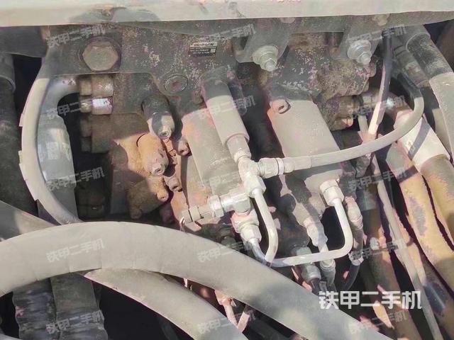 回轉(zhuǎn)馬達(dá)和主控閥（整機(jī)外觀）