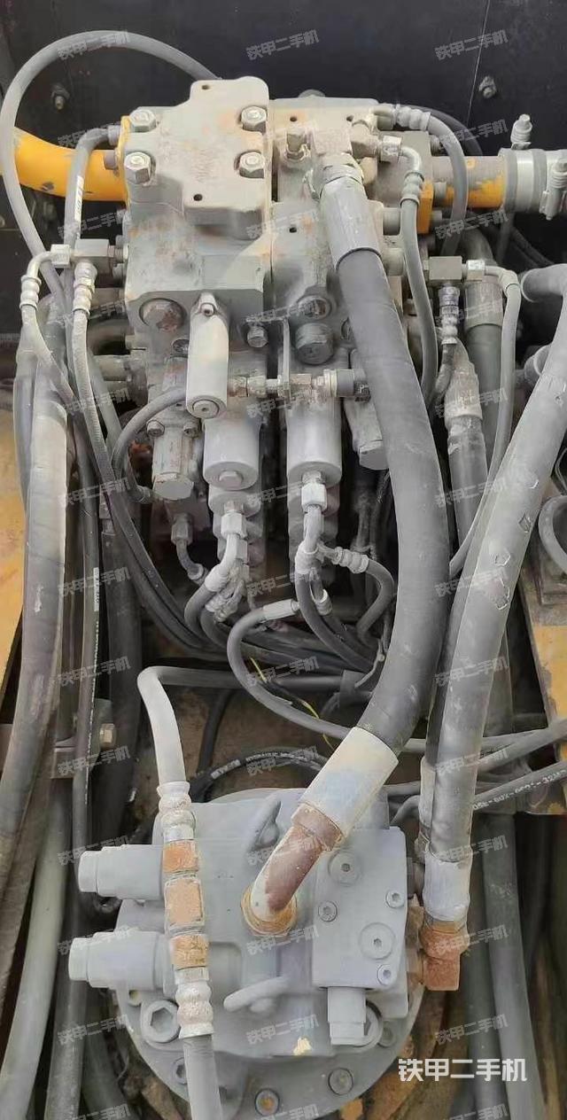 回轉(zhuǎn)馬達(dá)和主控閥（整機(jī)外觀）