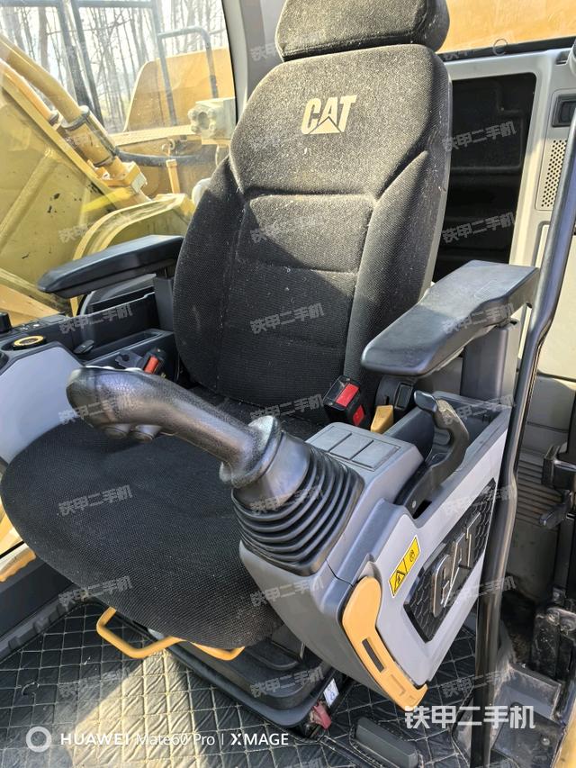 左后方玻璃角標（駕駛室部分）