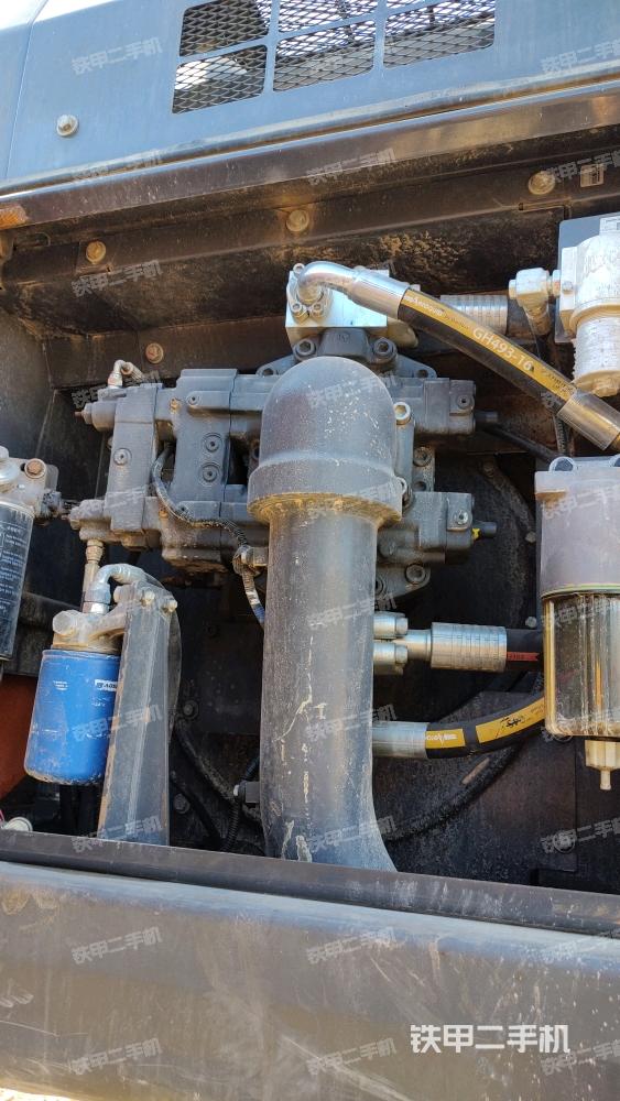 液压泵舱室正面整体（整机外观）