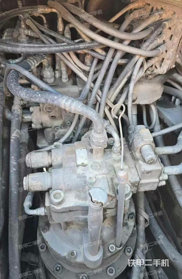 回轉(zhuǎn)馬達(dá)和主控閥(整機(jī)外觀) 回轉(zhuǎn)馬達(dá)和主控閥(整機(jī)外觀)