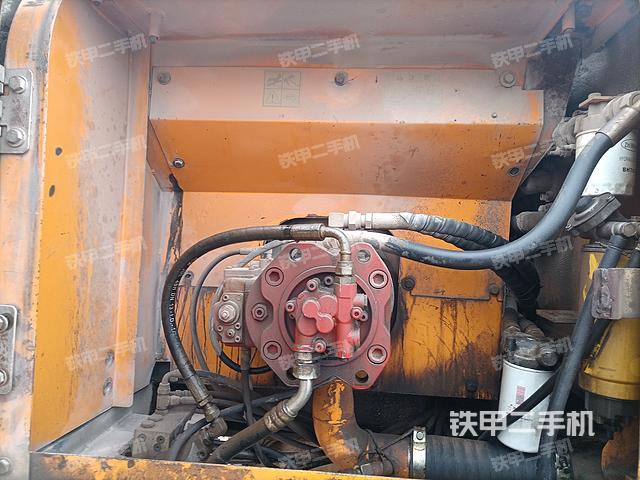 液压泵舱室正面整体（整机外观）