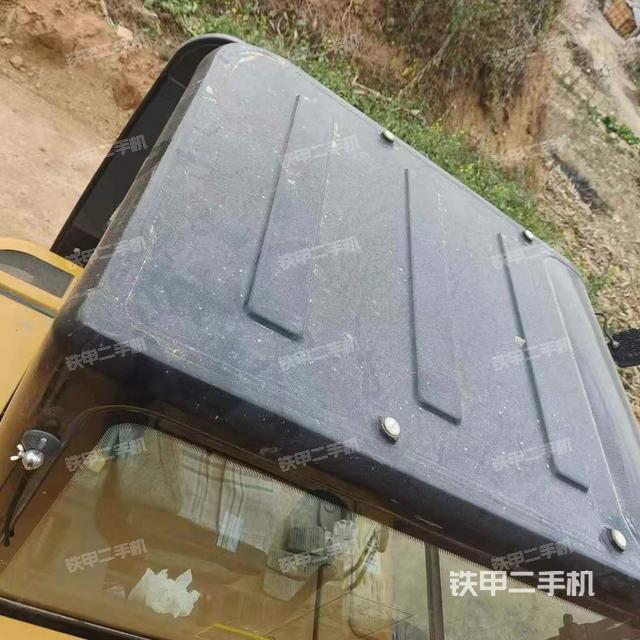 駕駛室頂部(整機(jī)外觀) 駕駛室頂部(整機(jī)外觀)
