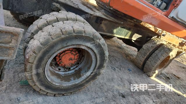 单侧履带整体(整机外观) 单侧履带整体(整机外观)