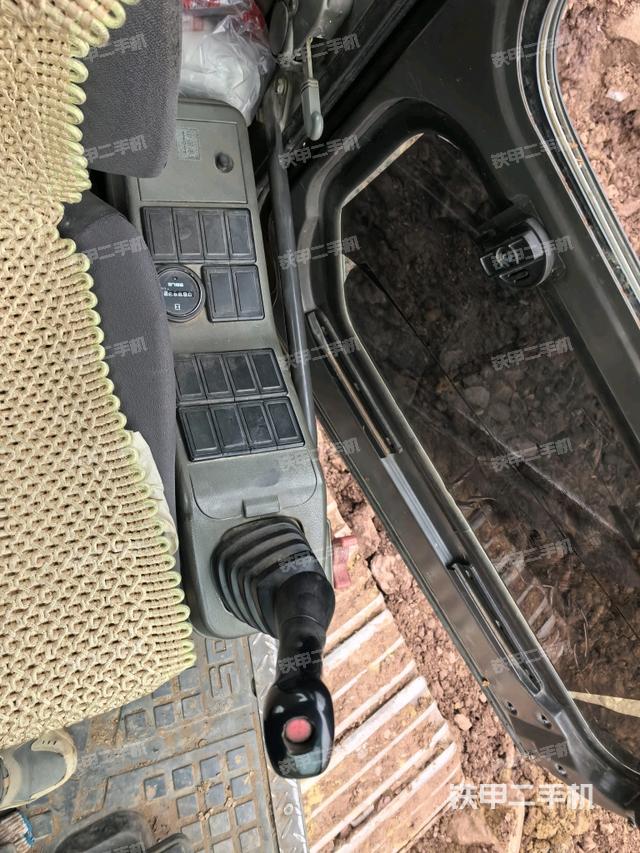 座椅右側控制臺/鑰匙門/油門/含右手柄（駕駛室部分）