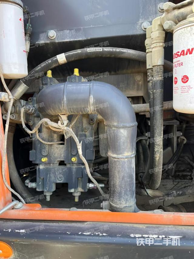 液壓泵艙室正面整體（整機(jī)外觀）