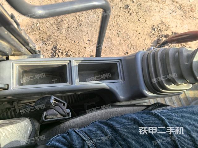 座椅左側(cè)控制臺/音響/含左手柄(駕駛室部分) 座椅左側(cè)控制臺/音響/含左手柄(駕駛室部分)