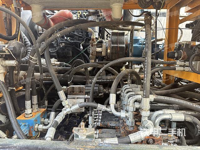 回转马达和主控阀（整机外观）