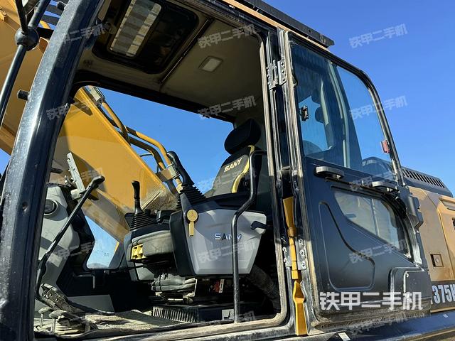 駕駛室整體(整機(jī)外觀) 駕駛室整體(整機(jī)外觀)