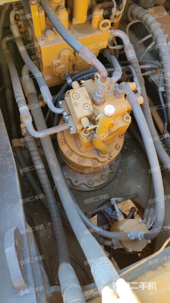 回轉(zhuǎn)馬達(dá)和主控閥（整機(jī)外觀）