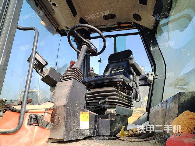 駕駛室操作臺(設(shè)備外觀及核心部件) 駕駛室操作臺(設(shè)備外觀及核心部件)