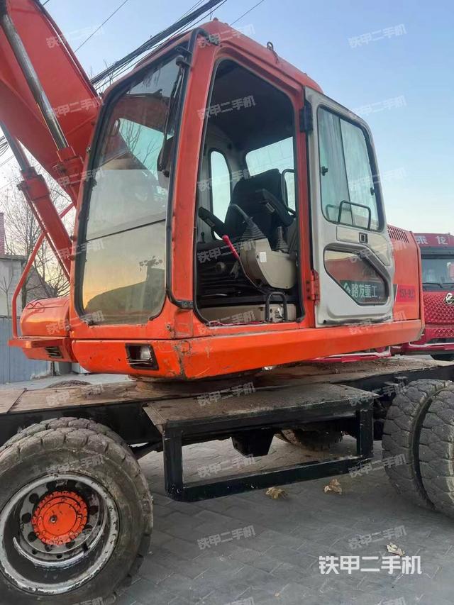 驾驶室顶部(整机外观) 驾驶室顶部(整机外观)