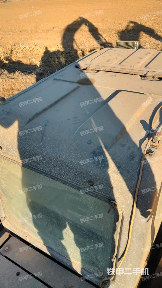 駕駛室頂部(整機(jī)外觀) 駕駛室頂部(整機(jī)外觀)