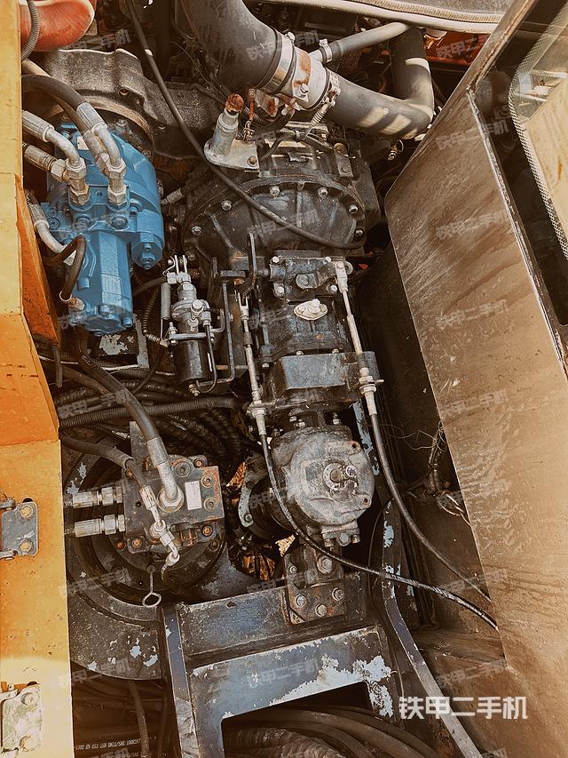 液压泵舱室正面整体（整机外观）