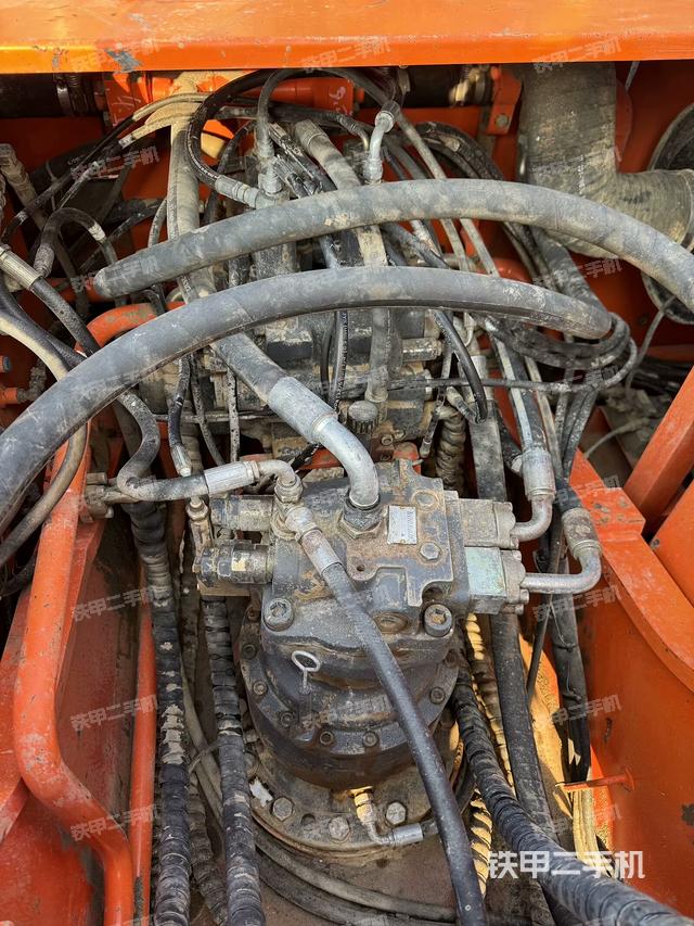 回轉(zhuǎn)馬達(dá)和主控閥（整機(jī)外觀）