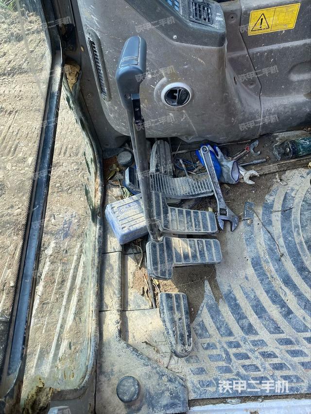 行走控制手柄和踏板?俯拍（駕駛室部分）