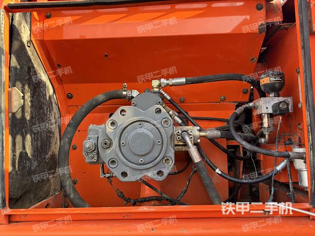 液壓泵艙室正面整體（整機(jī)外觀）