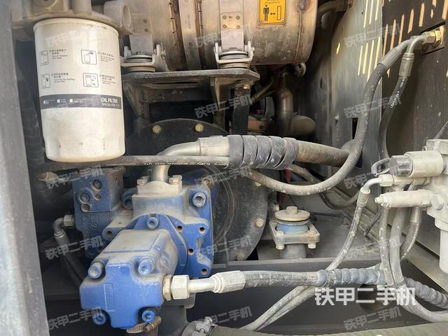 液壓泵艙室正面整體（整機外觀）