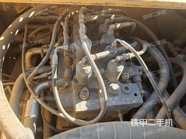 回轉(zhuǎn)馬達(dá)和主控閥(整機(jī)外觀) 回轉(zhuǎn)馬達(dá)和主控閥(整機(jī)外觀)