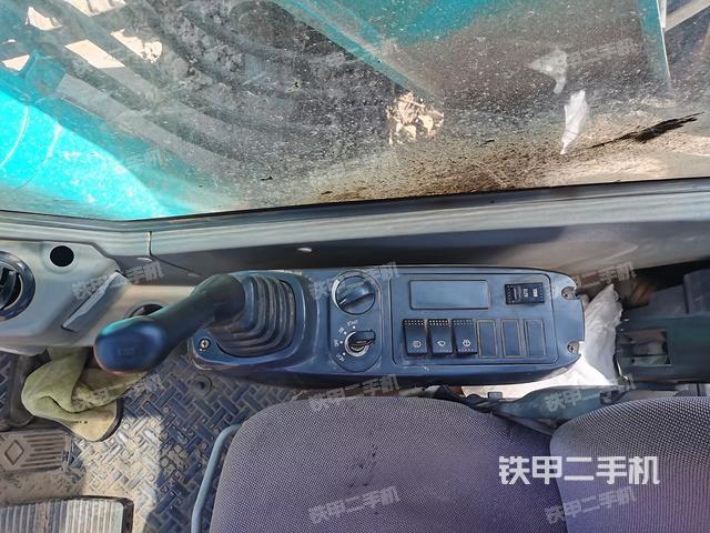 座椅右側控制臺/鑰匙門/油門/含右手柄（駕駛室部分）