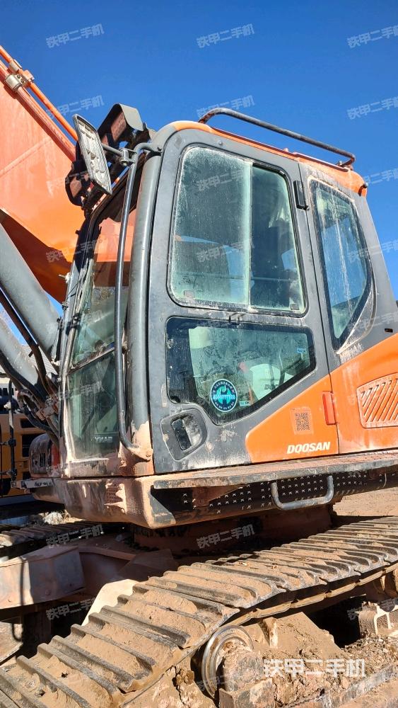 駕駛室頂部(整機(jī)外觀) 駕駛室頂部(整機(jī)外觀)