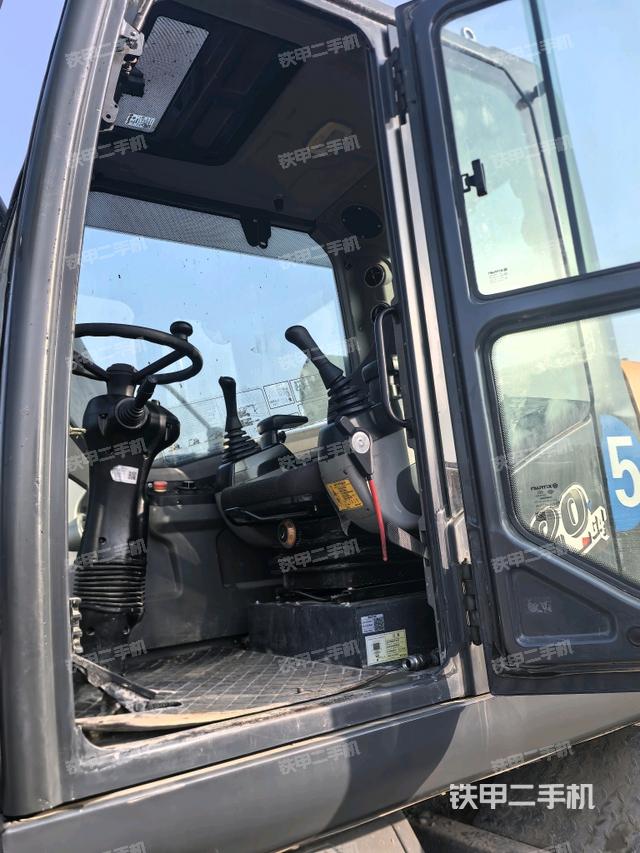 駕駛室整體（整機外觀）