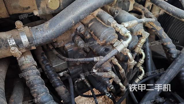 回轉(zhuǎn)馬達(dá)和主控閥(整機(jī)外觀) 回轉(zhuǎn)馬達(dá)和主控閥(整機(jī)外觀)