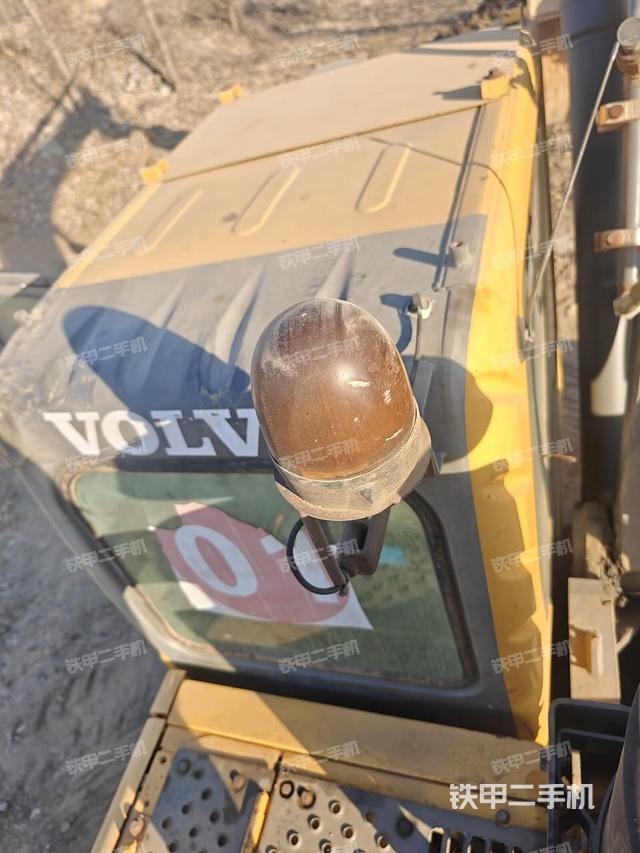 駕駛室頂部(整機(jī)外觀) 駕駛室頂部(整機(jī)外觀)