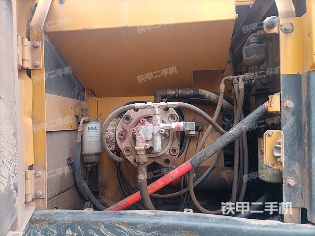 液压泵舱室正面整体（整机外观）