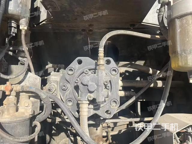 液壓泵艙室正面整體（整機外觀）