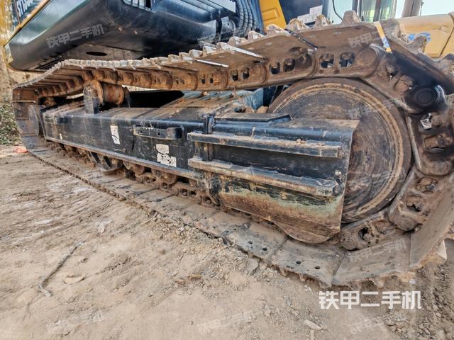 單側(cè)履帶整體(整機(jī)外觀) 單側(cè)履帶整體(整機(jī)外觀)