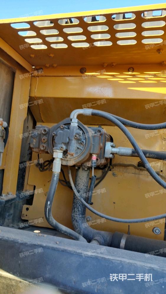 液壓泵艙室正面整體（整機(jī)外觀）