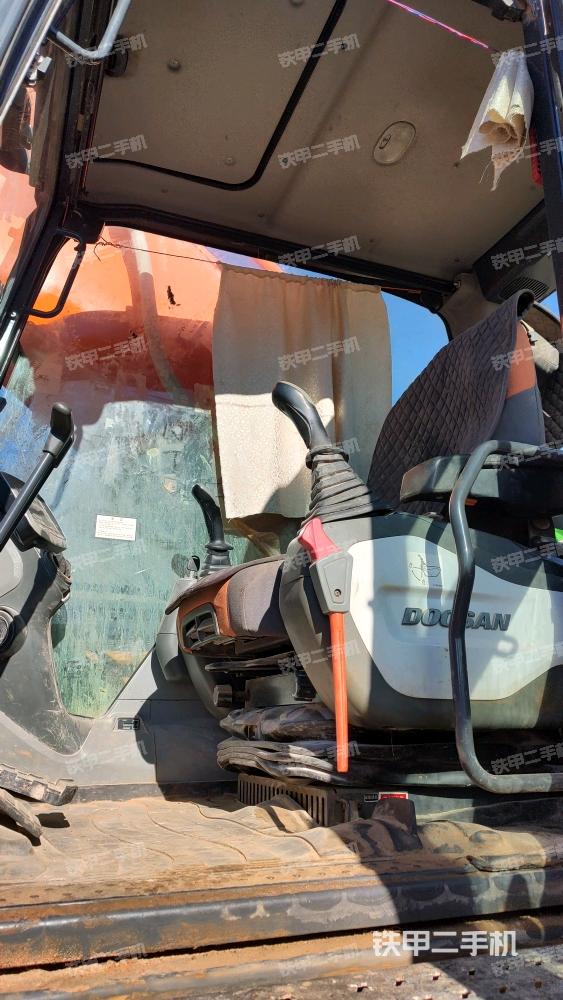 駕駛室整體(整機(jī)外觀) 駕駛室整體(整機(jī)外觀)