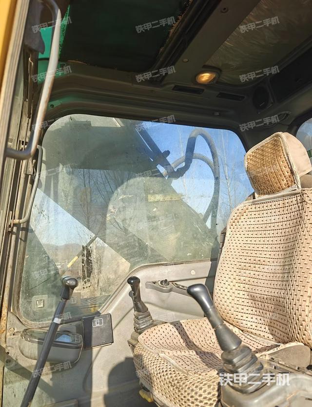 駕駛室整體(整機(jī)外觀) 駕駛室整體(整機(jī)外觀)