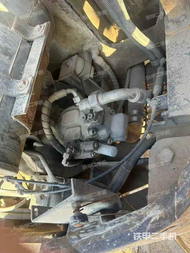 液壓泵艙室正面整體（整機外觀）