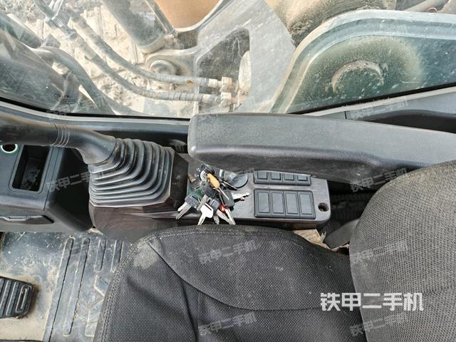 座椅右側控制臺/鑰匙門/油門/含右手柄(駕駛室部分) 座椅右側控制臺/鑰匙門/油門/含右手柄(駕駛室部分)