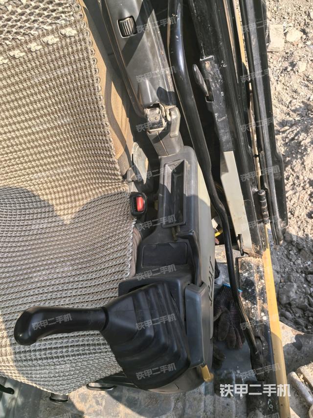 座椅左側(cè)控制臺/音響/含左手柄(駕駛室部分) 座椅左側(cè)控制臺/音響/含左手柄(駕駛室部分)