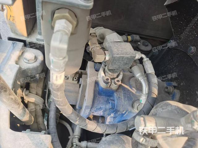 液压泵舱室正面整体（整机外观）