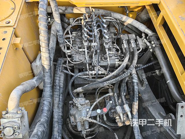 回转马达和主控阀（整机外观）