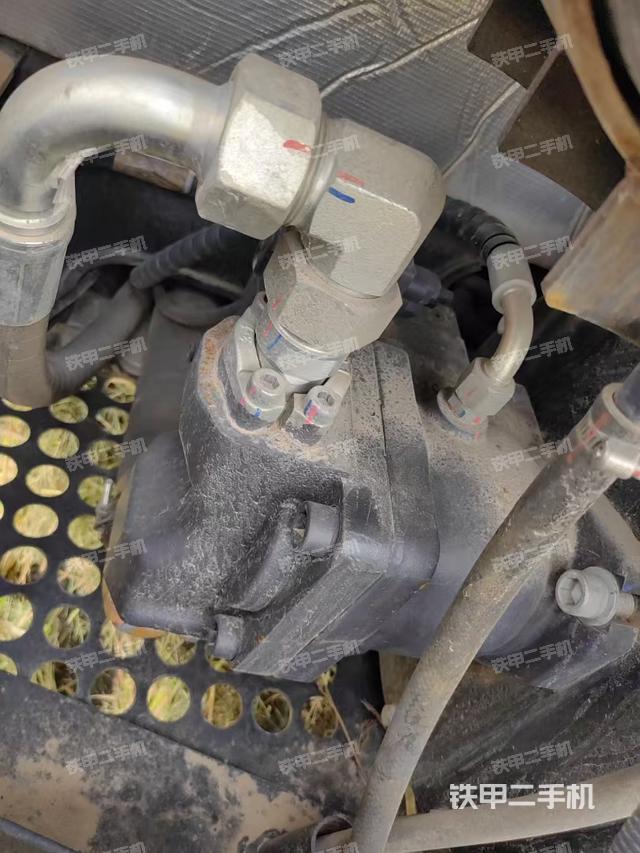 液壓泵艙室正面整體(整機外觀) 液壓泵艙室正面整體(整機外觀)