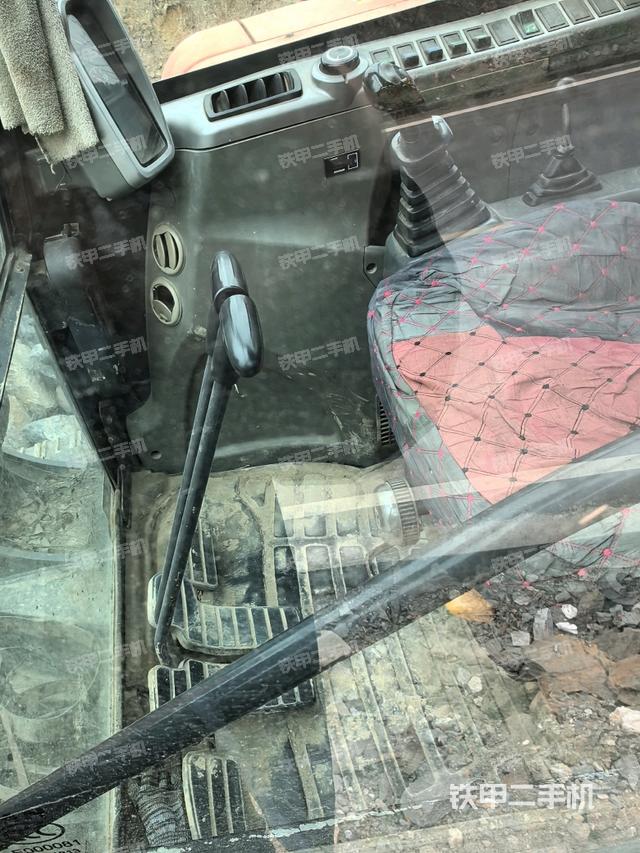 行走控制手柄和踏板?俯拍（駕駛室部分）