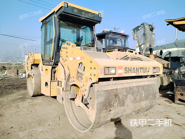 整機(jī)右側(cè)(設(shè)備外觀及核心部件) 整機(jī)右側(cè)(設(shè)備外觀及核心部件)