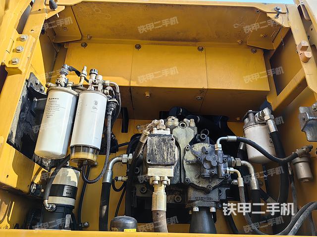 液压泵舱室正面整体（整机外观）