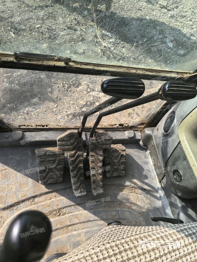 行走控制手柄和踏板?俯拍(駕駛室部分) 行走控制手柄和踏板?俯拍(駕駛室部分)