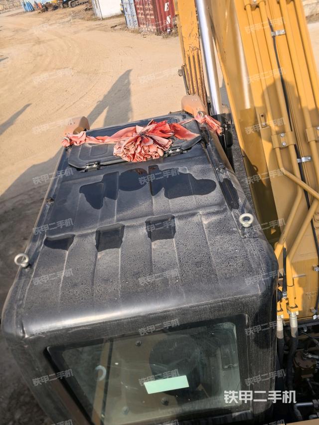 駕駛室頂部(整機(jī)外觀) 駕駛室頂部(整機(jī)外觀)